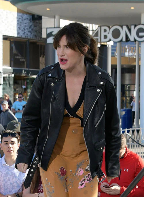 The versatile look of Kathryn Hahn's leather jacket in USA market